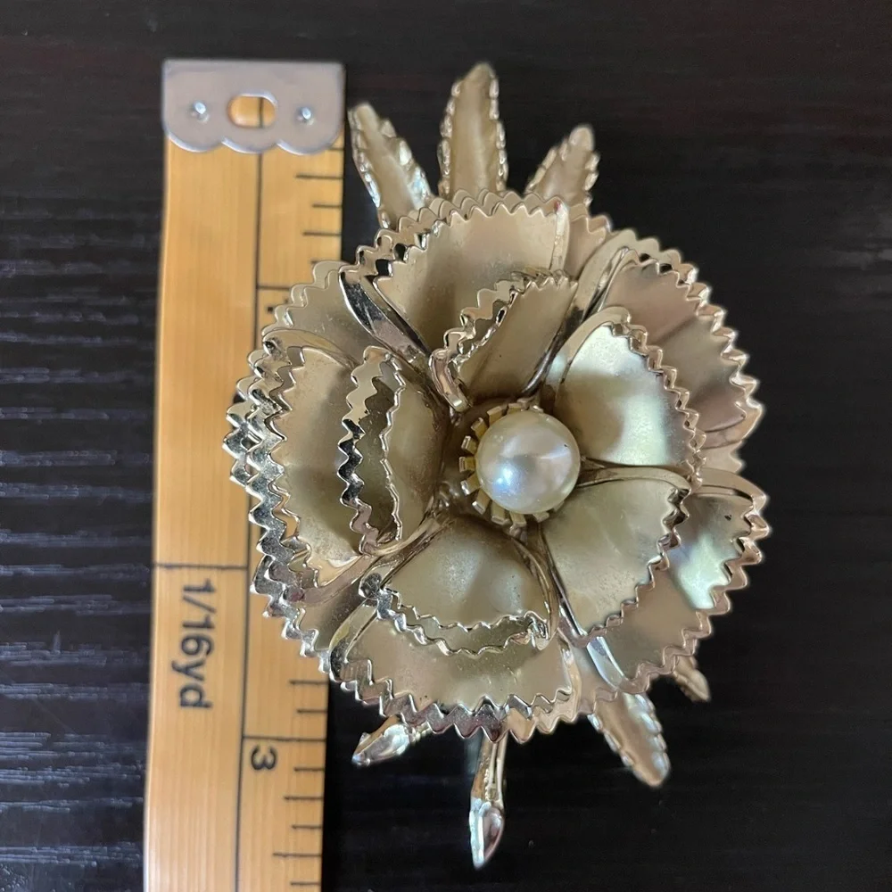 Goldtone Vintage Pearl Flower Brooch